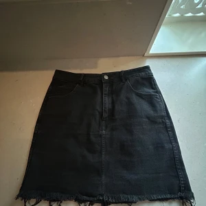 Svart jeanskjol från H&M  - Säljer denna jättefina svarta jeanskjol från H&M. Storlek 40 så passar M/L skulle jag säga. Den är använd få gånger. Prisk kan diskuteras❤️