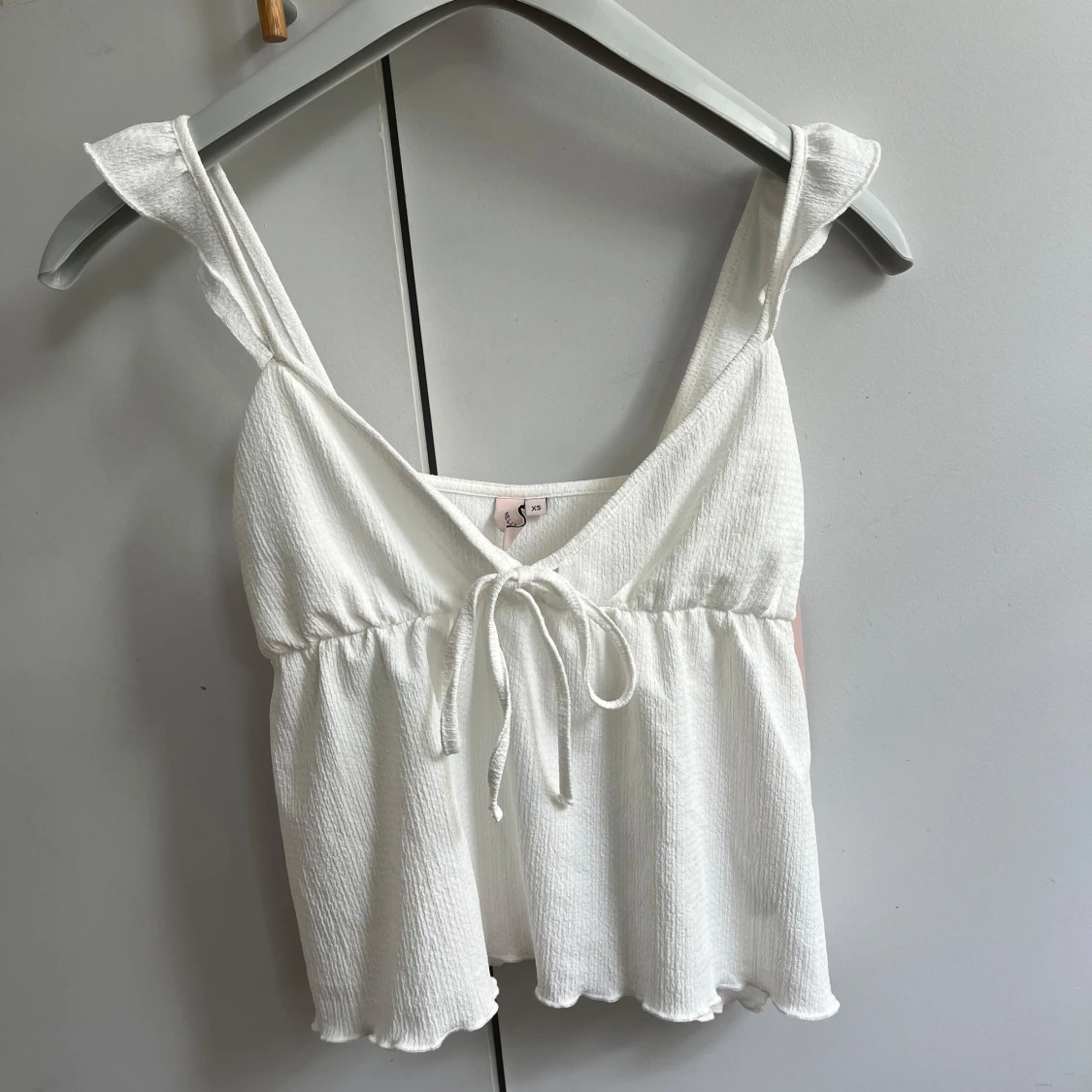 Vit frilltop från Nelly med knyt