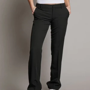 Low waist kostymbyxor  - Jätte snygga kostymbyxor, aldrig andvända. Bara att fråga om mått osv❣️