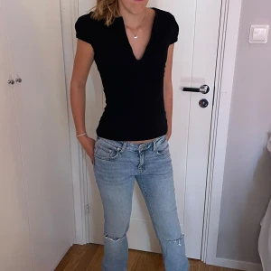 Svart v-ringad tröja! - En snygg v-ringad tröja med tajt midja och puffiga axlar! Använd fåtal gånger så bra skick! Kedjan är lite trög baktill! 💗
