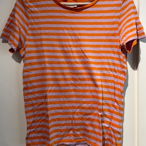 Randig t-shirt från Monki XS - Har används få gånger och är i gott skick💞