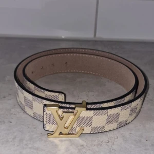 Beige bälte med Guld spänne - 90 cm Beige Bälte i perfekt skick helt nytt och helt oanvänd. Tveka inte att meddela vid funderingar😁