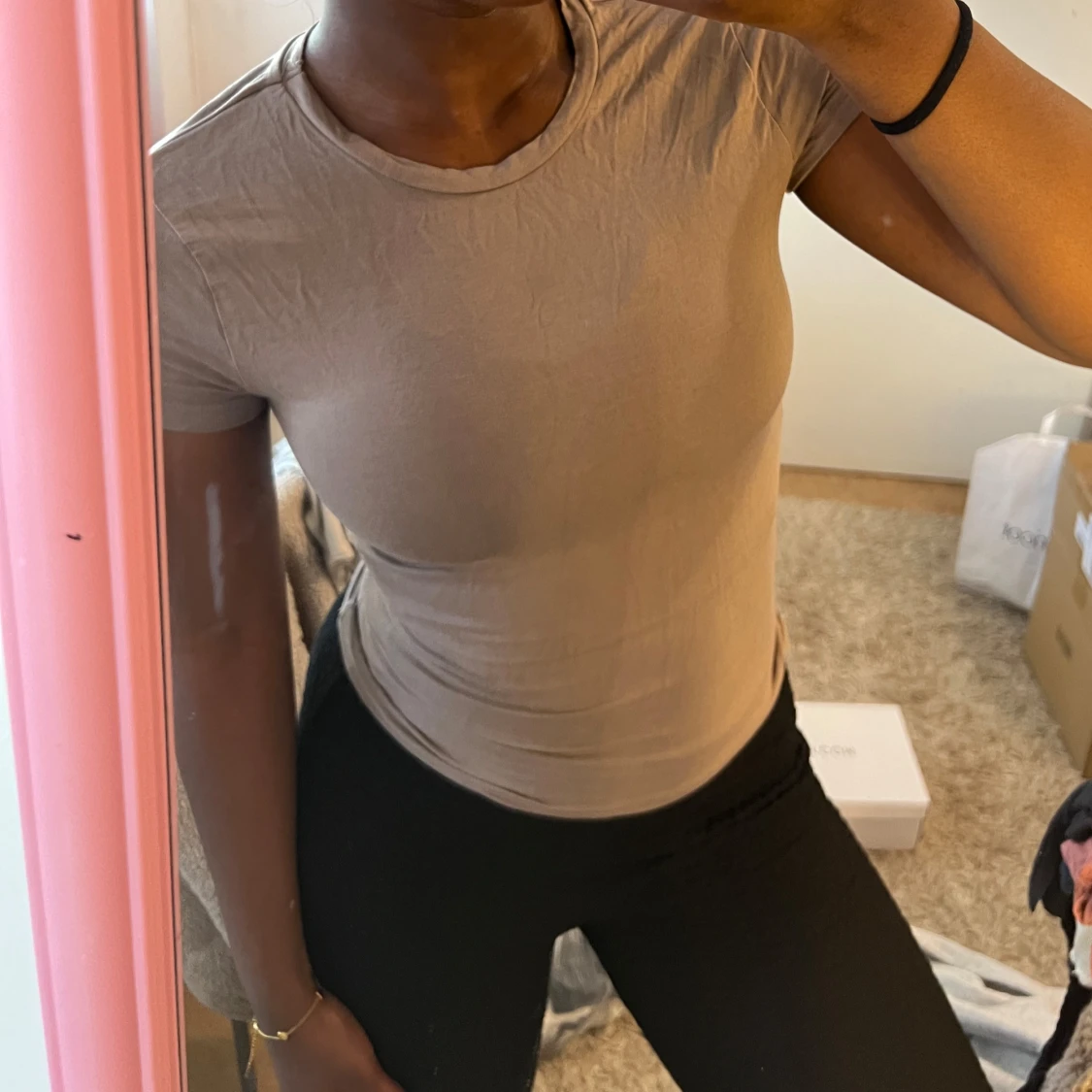 Beige tight t-shirt med rund hals - 1