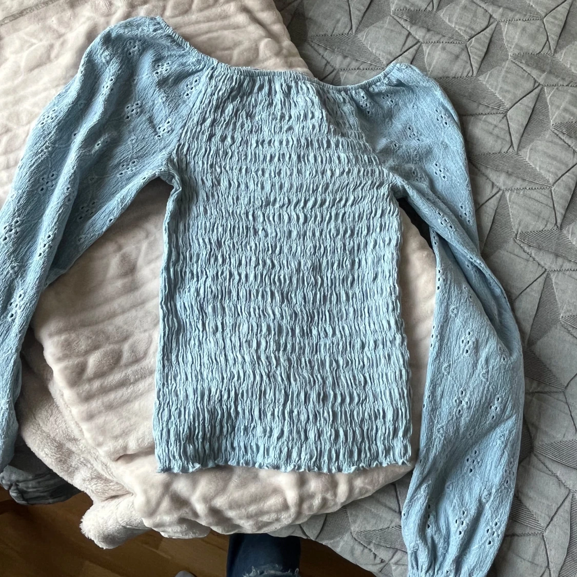 Ljusblå blus med puffärm - 1