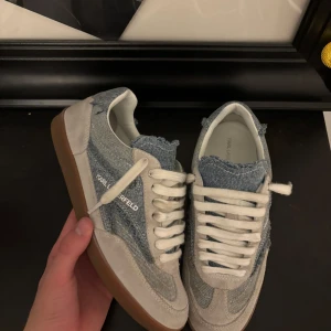 Karl Lagerfeld denim sneakers - Säljer ett par Limited edition karl lagerfält skor i ny sick, ny pris 2809kr och säljer för endast 1299