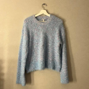 Ljusblå fluffig stickad tröja Object - Supermysig ljusblå stickad tröja från Object med fluffig känsla och små prickar i rosa och vitt. Tröjan har rund hals, lång ärm och en loose fit som ger en chill vibe. Perfekt för dig som gillar unika och gosiga plagg. Nypris 700kr. Pris kan diskuteras🤗
