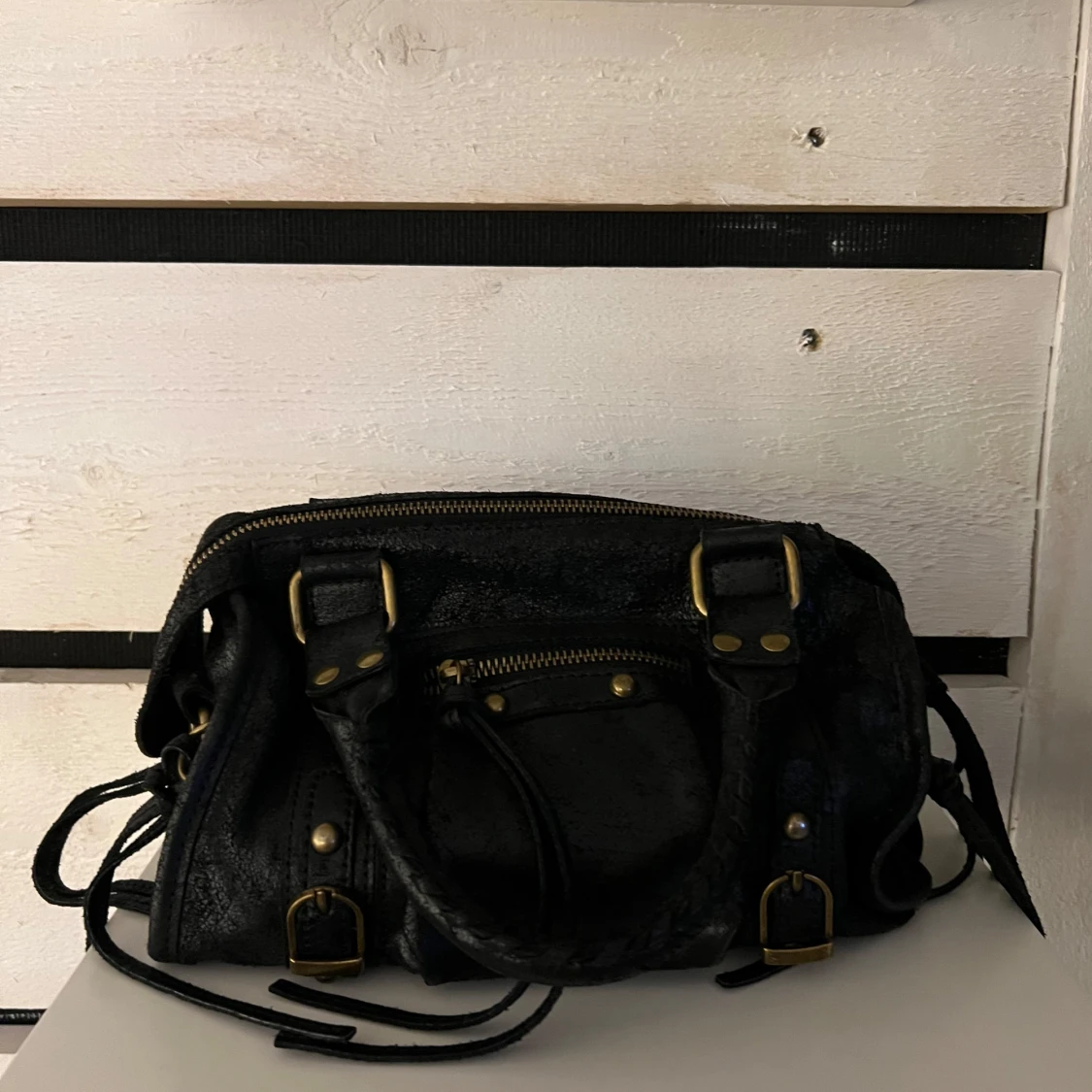 Svart handväska med gulddetaljer - 1