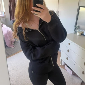 Svart hoodie med dragkedja och luva - Super varm och mysig hoodie! Säljer då den aldrig kommit till användning! Den är i mycket bra skick! Pris kan alltid dikteras ❤️❤️
