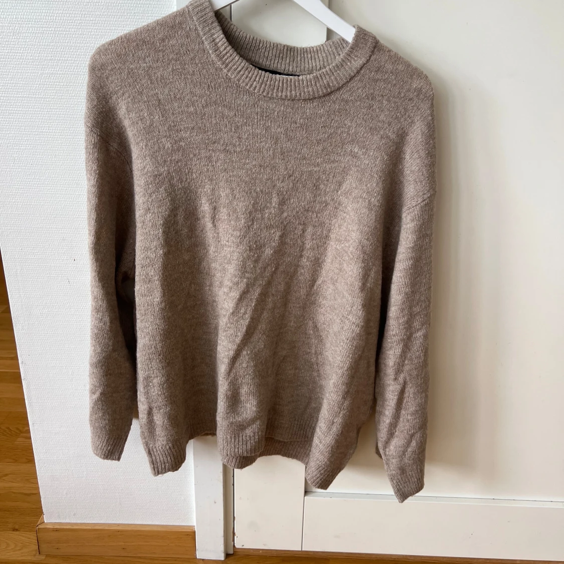 Beige stickad tröja från 157