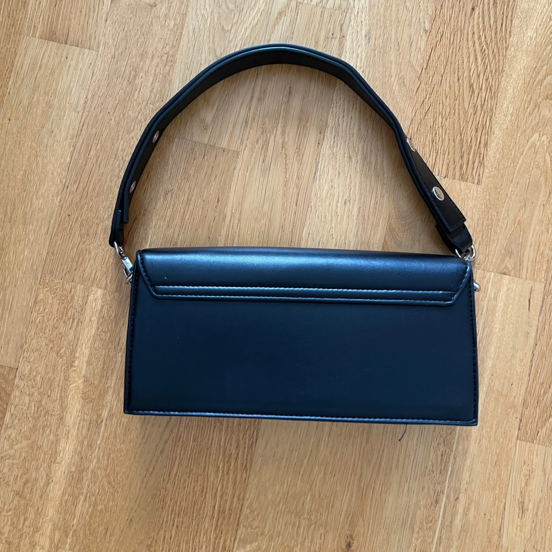 Svart axelväska i skinnlook - 1