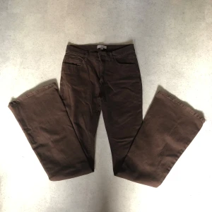 bruna bootcut jeans - jättesnygga bruna bootcut/flare/utsvängda jeans. inga märkbara defekter, säljer då de sitter lite för tight på mig💗 storlek 34