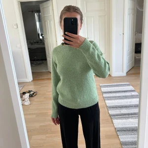 Stickad tröja - Säljer denna stickade stroken från vero Moda i storlek XS💕 Aldrig använd