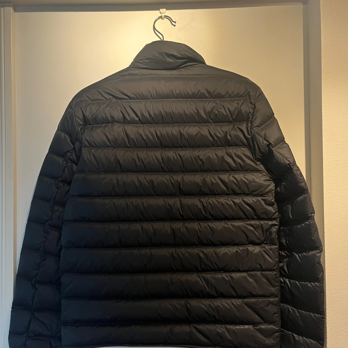 Svart pufferjacka med dragkedja - 1