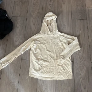 Beige hoodie från Bubbleroom - Snygg beige hoodie från Bubbleroom i storlek M. Det är en tunn hoodie men väldigt mjuk, saknar snörena annars helt komplett. Knappt använd men behöver nog strykas 