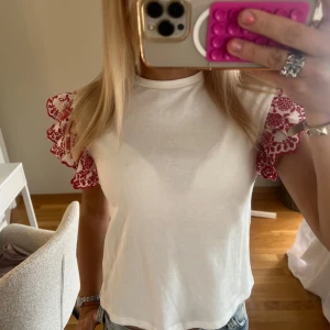 söt topp - jättesöt topp som är slutsåld, säljer för den är för liten😌