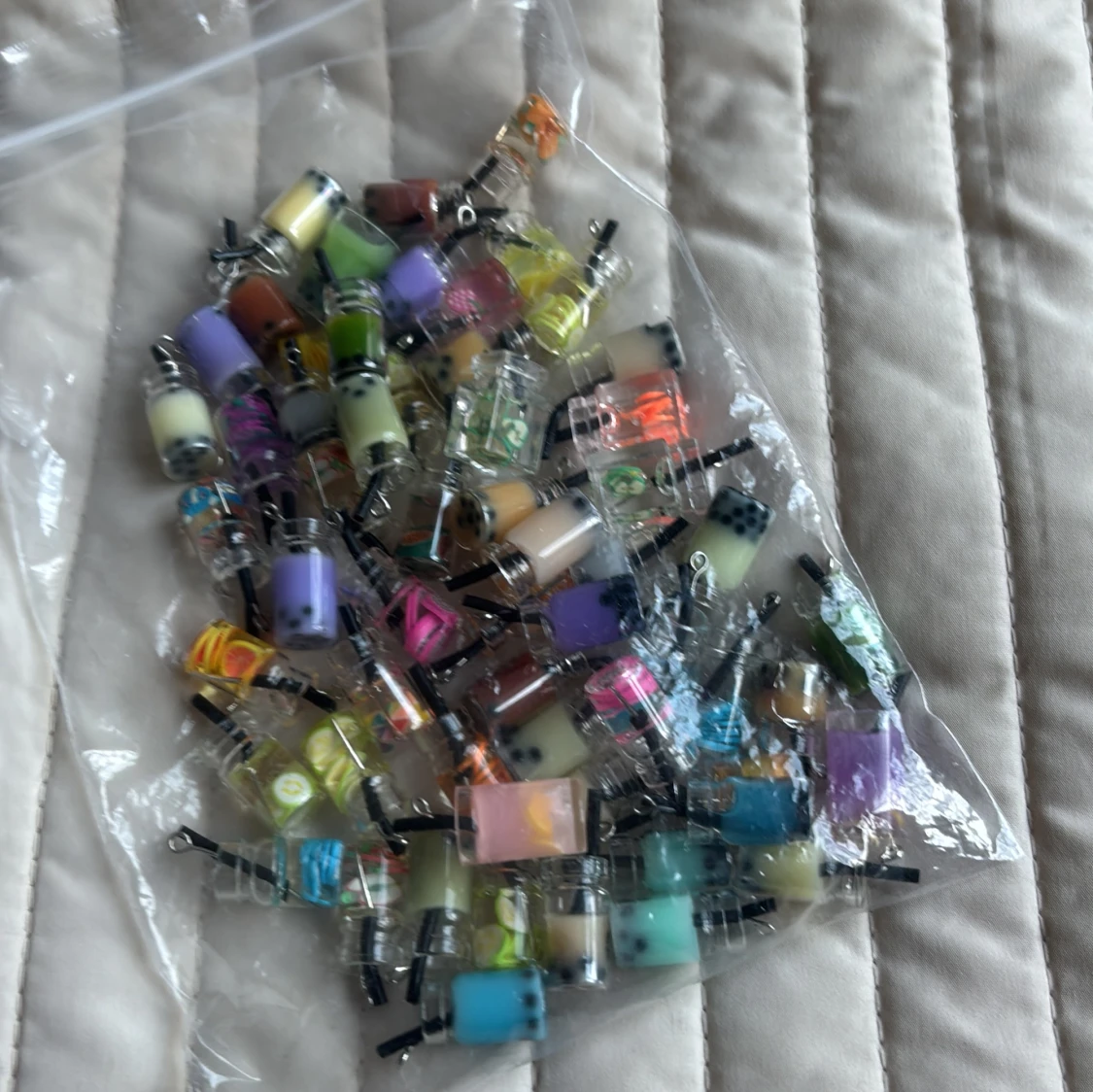 Färgglada färger i boba-flaskor - 1