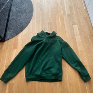 Grön hoodie HM - Säljer en grön hoodie från HM, bra kvalité och i bra skick!