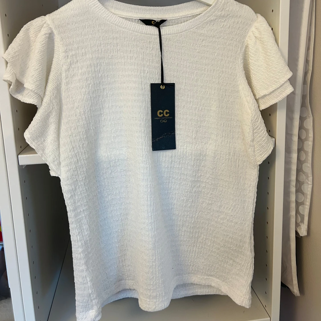 Vit blus med volangärm Capri Collection