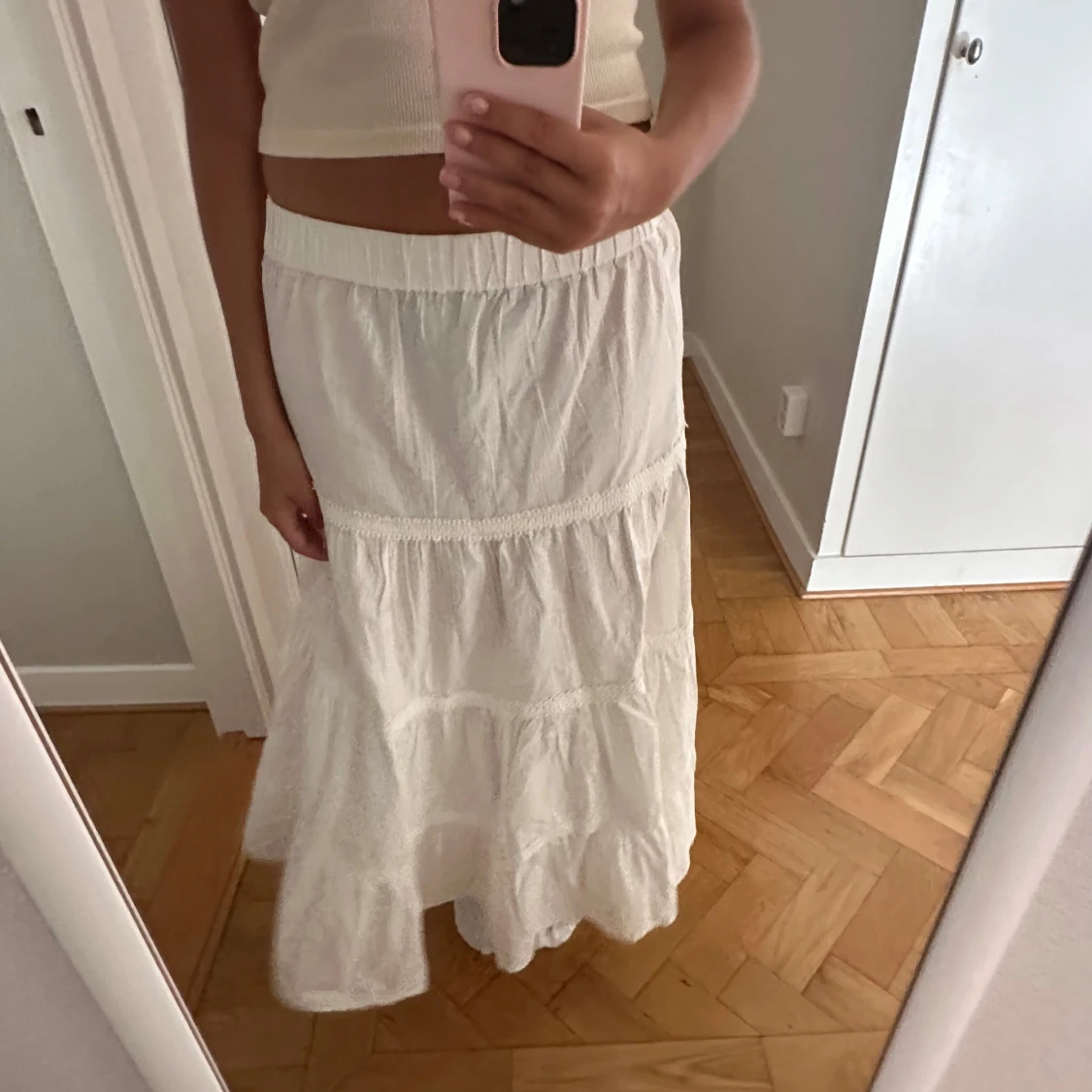 Vit långkjol med spetsdetaljer - 2