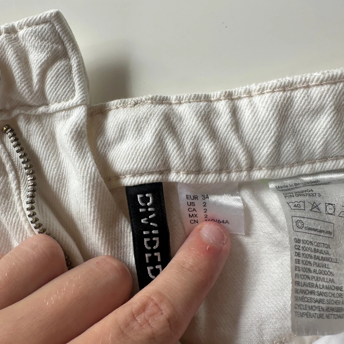 Vit jeanskjol från DIVIDED, strl 34 - 1