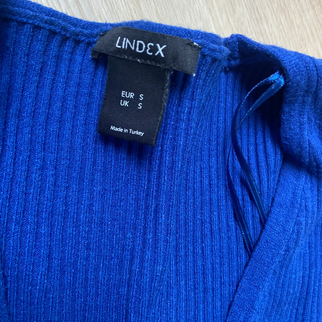 Kornblå ribbad kofta från Lindex - 2