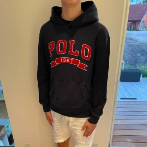 Polo Ralph lauren hoodie  - Säljer nu denna snygga Polo Ralph lauren hoodie, skriv för fler bilder/frågor🙌🏼