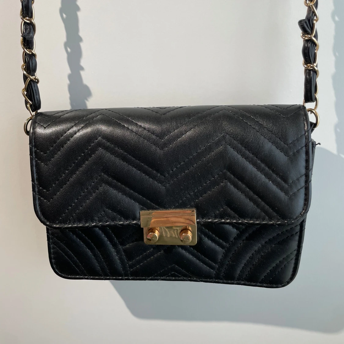 Svart quiltad axelväska med kedja - 1