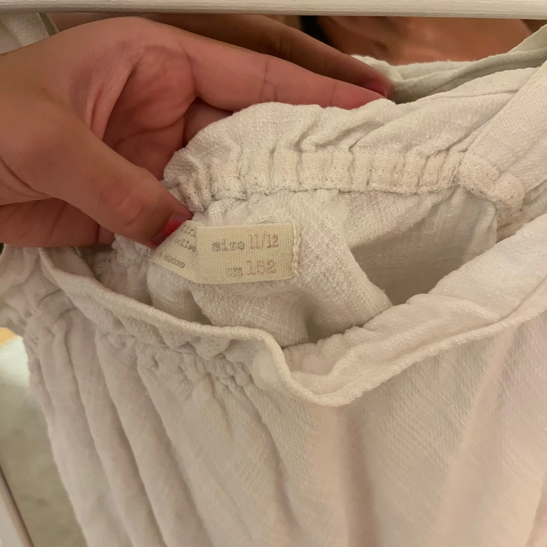 Vit luftig linnetopp med breda axelband - 3