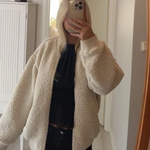 Beige teddyjacka - Supermysig beige teddyjacka. Fodrad insida och två fickor på sidorna. Enkel att styla till både jeans och kjol! perfekt till hösten och andra tillfällen 🍁 inga skador nästan som ny!  nypris 599kr.