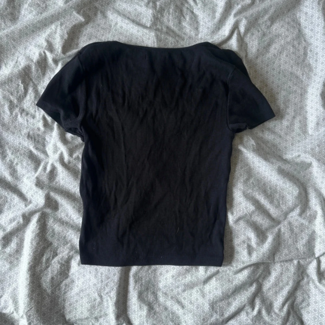 Svart ribbad topp med v-ringning Bik Bok - 1