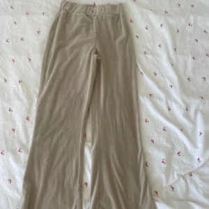 Beiga mjukisbyxor från Gina Tricot XXS - Supermjuka beiga mjukisbyxor från Gina Tricot i storlek XXS. Byxorna har raka ben, hög midja och två stora bakfickor. Perfekta för chill dagar eller när du vill vara extra bekväm. Snyggt minimalistisk look och skön passform.