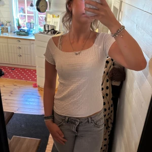 Vit offshoulder tröja. - En vit tröja som visar axlarna och är tunt men inte genomskinlig från lager 157 stl S.