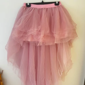 Halloween kostym prinsessa  - Säljer komplett halloween kostym för prinsessa. Korsett, tyllkjol, handskar och tiara. Användes förra året och fins små skav på handskarna annars fins skick. 