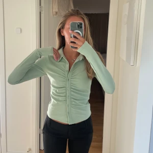 Ljusgrön och vit långärmad skjorta Bik Bok - Två snygga långärmade blusar från Bik Bok i ljusgrönt och vitt. Säljes styckvis eller tillsammans! Tyvärr inte blivit använda, båda nya med prislapp kvar. Strl S. 80kr styck🤍
