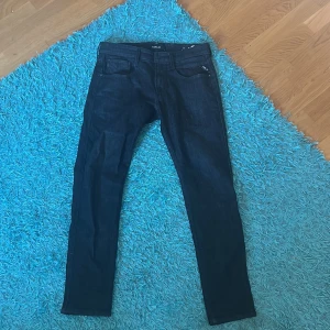 Replay anbass  - Svarta jeans från replay med lite ljusare svart färg, storlek 33 W 30 L, skulle säga att dem passar mer 32. Väldigt sköna och i bra skick! Använd fåtal gånger
