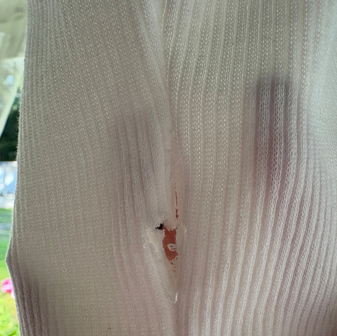 Vit ribbad linnetopp med knappar - 2