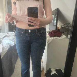 Mörkblå jeans - Säljer ett par mörkblå jeans från Gina tricot som är bootcut skriv om ni vill ha mer bilder dom är mid/ lågmidjade 