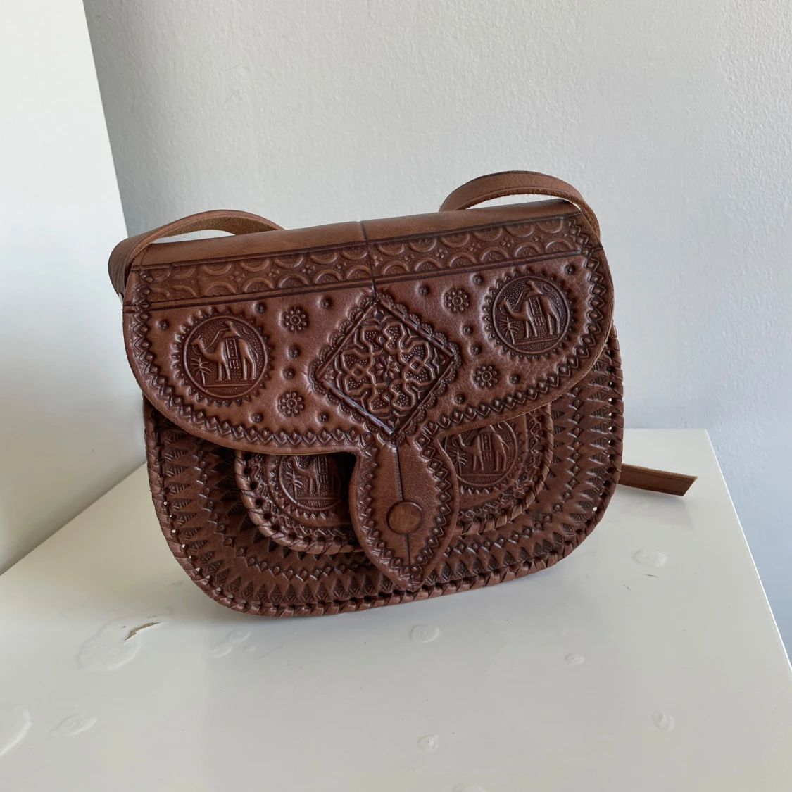 Brun axelväska i skinn med mönster