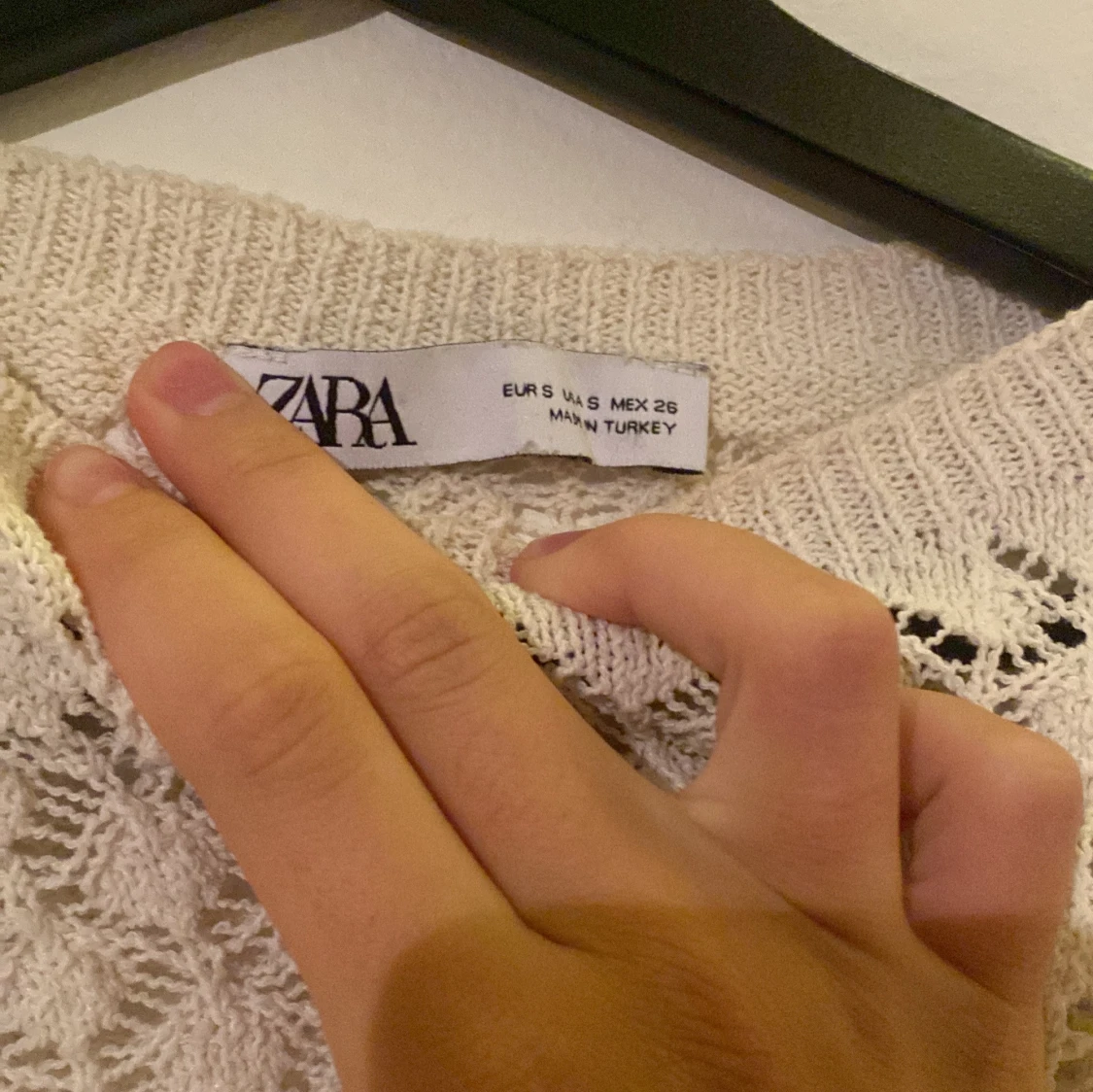 Vit spetsblus med volang från Zara - 1