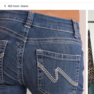 Nelly Blå bootcut jeans stitch , low waist Stl 32 - Snygga blå jeans med bootcut passform och broderade bakfickor i vitt. Jeansen har low waist. Nypris 699;-