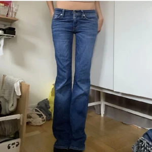 Lågmidjade bootcut jeans - Supersnygga lågmidjade jeans ifrån 7 all man kind! Säljer då de inte kommer till användning❤️❤️ De är i storlek 34 men de skulle passa 32 och med tanke på att det finns lite stretch så passar de även 36! Priset är disskuterbart🤗❤️ Innerbenslängen är ca 83cm!