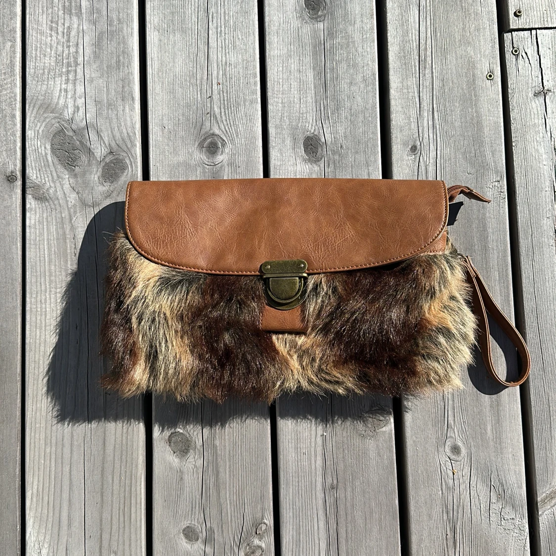 Brun kuvertväska med fuskpäls från ALDO