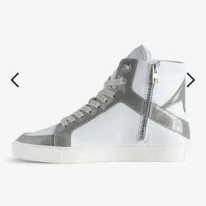 Vita och silver high top sneakers - Säljer dessa jättesnygga höga Zadig skor använda fåtal gånger! Nypris 4000kr säljer för 2000kr! Storlek 39 men passar absolut 38 med.