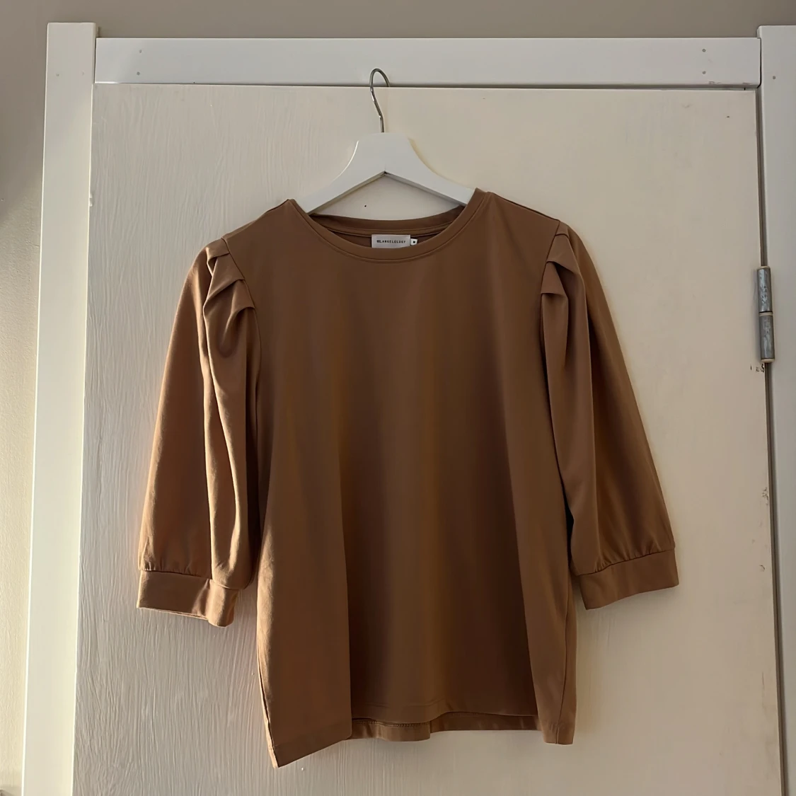 Brun topp med puffärm 