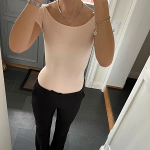 Rosa topp - Rosa tight topp i storlek xs från H&M. Fint skick. Lite liten på mig som oftast har S i tröjor. Använd gärna köp nu!