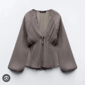 Zara blus - Blus från zara i storlek xs. Har en liten fläck (se bild) därav priset. 