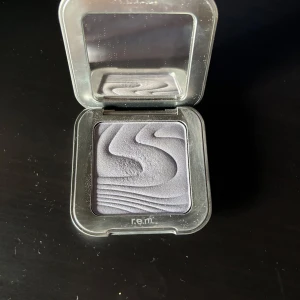 R.E.M beauty - Säljer min highlighter ifrån R.E.M beauty för att den inte kommer till användning! Den är använd 1-2 gånger men är i bra skick ! Säljer den för 80kr+frakt