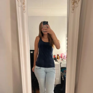 Mörkblå linnetopp från Basic You - Köpt ny förra sommaren men användes aldrig!, alltså oanvänd!! Storlek XS. Enkel och stilren mörkblå linnetopp från Basic You med smala axelband och rundad halsringning. Perfekt att matcha med jeans eller shorts för en chill look. Mjuk och skön bomullskvalitet som andas. 