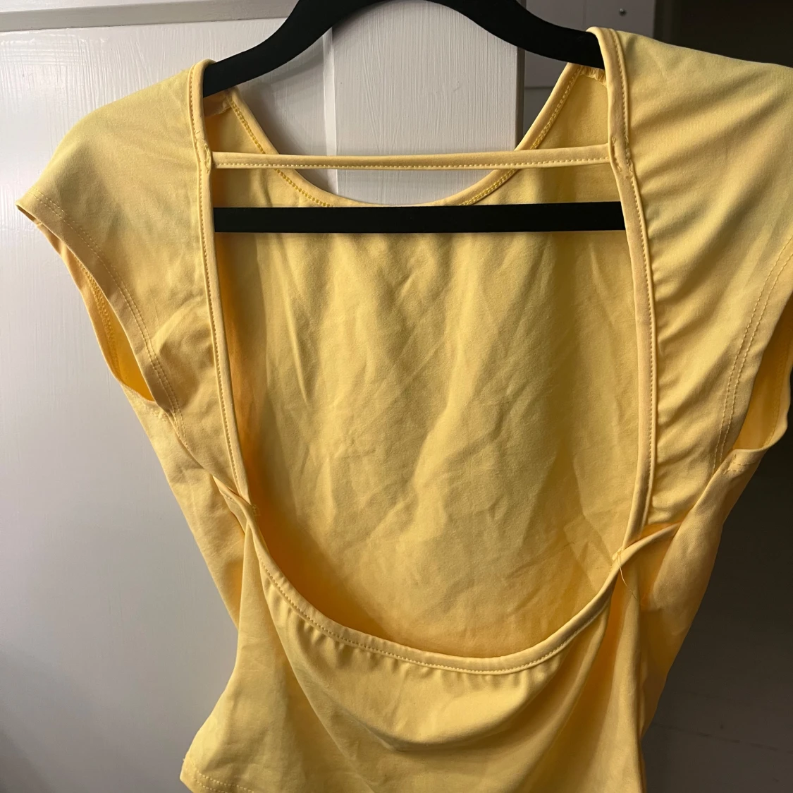 Gul ärmlös topp med öppen rygg - 1