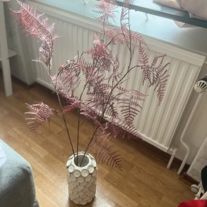 Konstgjorda lila ormbunkvistar - konstgjorda lila ormbunkskvistar, perfekt som inredningsdetalj för att ge rummet en trendig och naturlig känsla. Passar dig som vill ha snygg dekoration utan underhåll. 